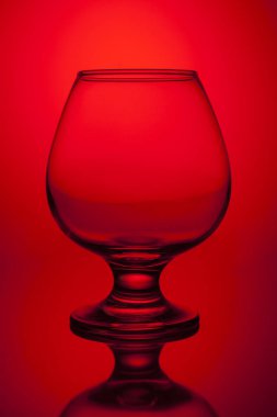 yansıma kırmızı zemin üzerine şarap cam bardak
