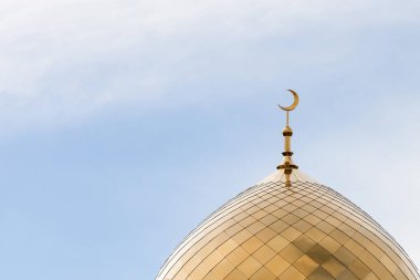 Altın hilal ağda ay, Islam, Müslüman din, tapınağın bir minare mavi gökyüzüne karşı üstündeki sembolü.