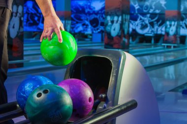 Erkek el top bowling oynamak için alır