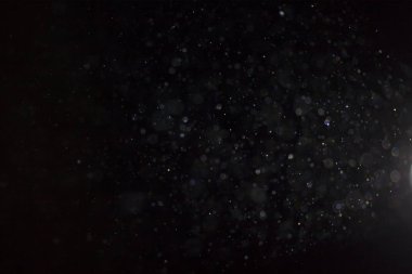 toz siyah arka plan üzerinde uçan doku