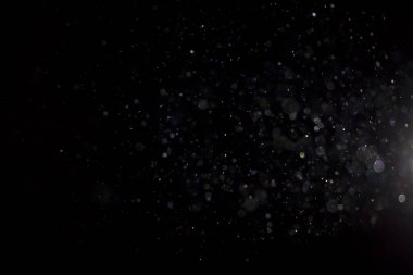 toz siyah arka plan üzerinde uçan doku