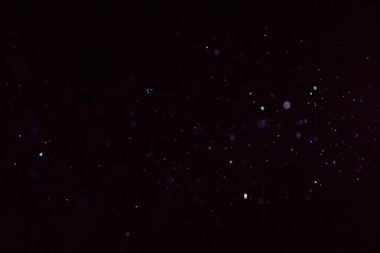 toz siyah arka plan üzerinde uçan doku