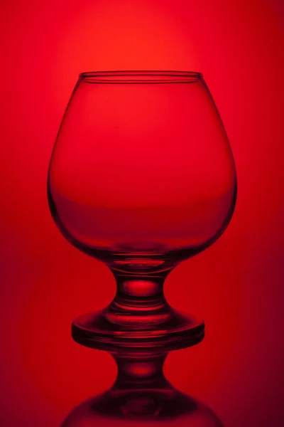 Vaso Copa Vino Sobre Fondo Rojo Con Reflejo — Foto de Stock