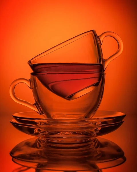 Две Чашки Чая Прозрачного Стекла Лицом Друг Другу Блюдце Оранжевый — стоковое фото