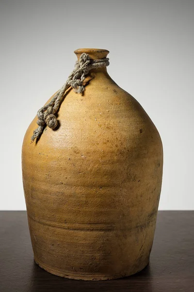 kil sürahi bir ahşap masa portre üzerinde