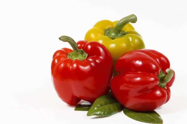 Pimentos Doces Búlgaros Isolados Sobre Fundo Branco — Fotografia de Stock