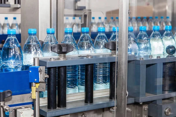 Förderband Zum Abfüllen Von Wasser Aus Plastikflaschen — Stockfoto