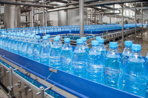 Конвейер Розлива Воды Пластиковых Бутылок — стоковое фото