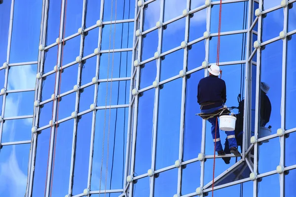 Binanın Cephesinde Pencere Yıkama Işçi — Stok fotoğraf