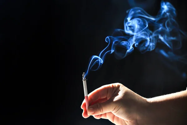 Mano Sosteniendo Cigarrillo Fumar Sobre Fondo Negro —  Fotos de Stock