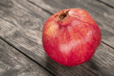 ahşap masa yakın çekim üzerinde kırmızı nar