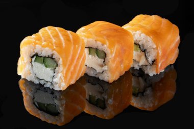 yansıması ile siyah arka plan üzerine geleneksel taze Japon Suşi rulo