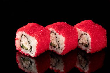 yansıması ile siyah arka plan üzerine geleneksel taze Japon Suşi rulo