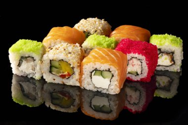 yansıması ile siyah arka plan üzerine geleneksel taze Japon Suşi rulo