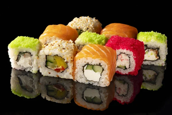 yansıması ile siyah arka plan üzerine geleneksel taze Japon Suşi rulo