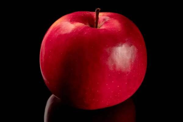 Красный Apple Черном Фоне Отражением — стоковое фото