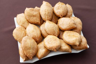 Rus beyaz tabakta pasta pişmiş