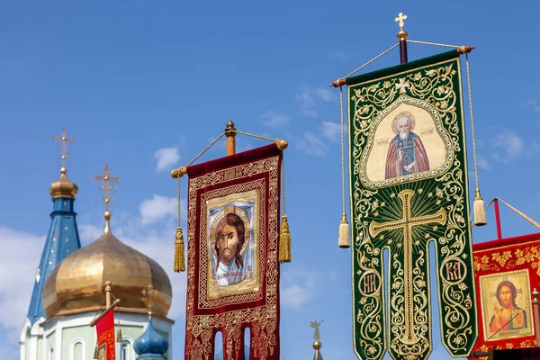 Banners Iconen Van Orthodoxe Kerk Tegen Blauwe Hemel Koepels Van — Stockfoto