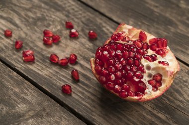 ahşap masa yakın çekim üzerinde kırmızı nar