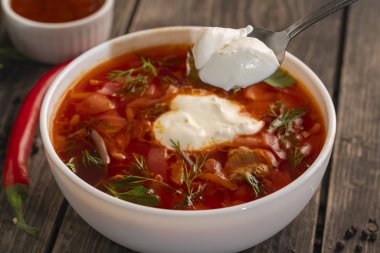 Menü, ekşi krema sarımsak biber ve sos ile Rus Pancar çorbası, ekşi krema ile Ukrayna Pancar çorbası için fotoğraf