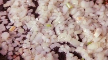 Sebze yağında ince ince doğranmış soğan kızartması yakın plan, kızartma.