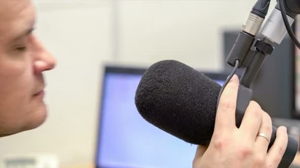 Человек Радио Сидит Удаленном Эквалайзере Компьютерной Радиостанции Наушниках Говорит Микрофон — стоковое видео