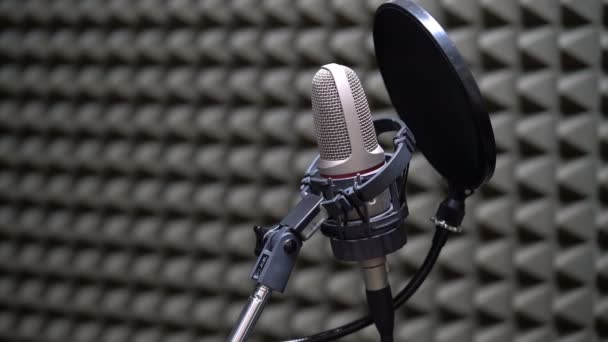 Homem Falando Microfone Estúdio Gravação Estação Rádio Close — Vídeo de Stock