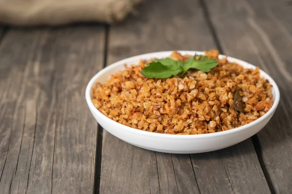 Porridge Grano Saraceno Con Rametto Prezzemolo Una Ciotola Tavolo Legno — Foto Stock