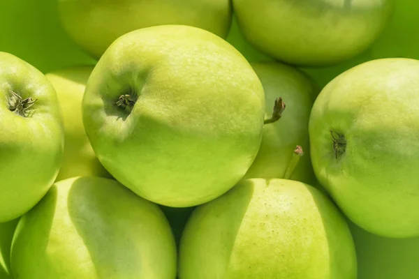 Lebensmittel Hintergrund Textur Von Reifen Grünen Äpfeln Auf Grünem Hintergrund — Stockfoto