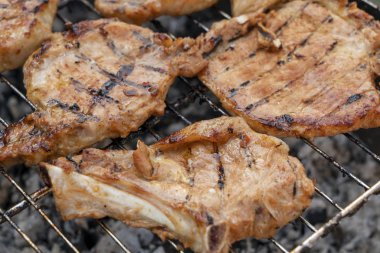 et biftek kebaplar kömür ızgara yakın çekim kızarmış