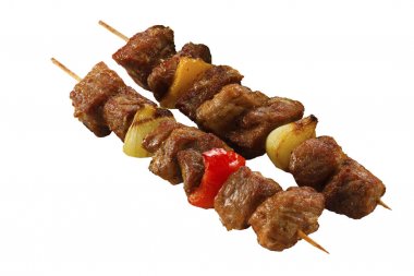 , beyaz artalan üzerinde izole ahşap şiş üzerinde sebze ile kavurma, şiş kebap