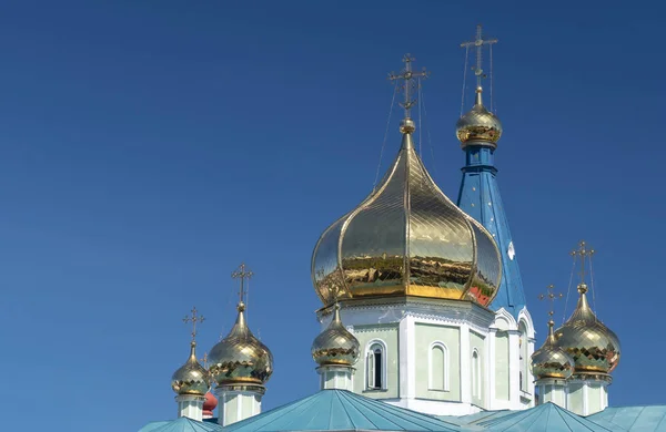 Gouden Koepels Van Russisch Orthodoxe Kerk Tegen Blauwe Hemel — Stockfoto