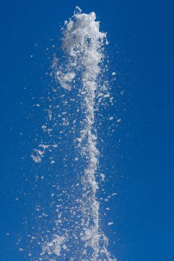 mavi gökyüzüne karşı su sıçramaları
