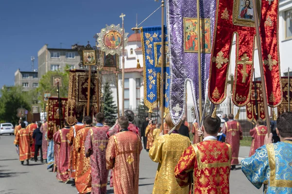 行列は 正統派の司祭は 市内の路上で聖なるアイコンと旗であり 正教会の休日を祝います — ストック写真