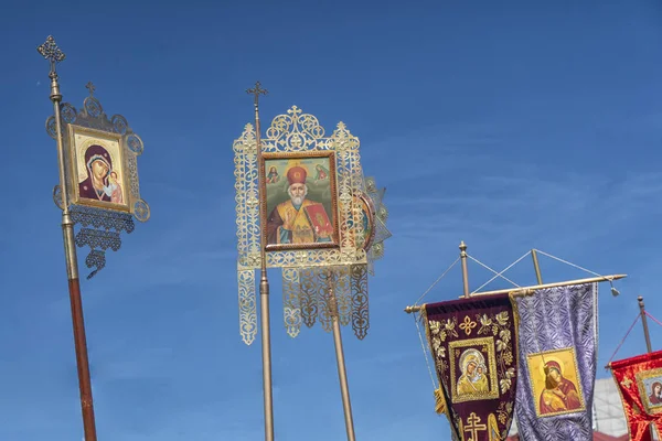 Banderas Procesión Iconos Iglesia Ortodoxa Contra Cielo Azul Copia Espacio — Foto de Stock