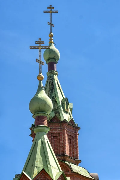 Zielonych Kopułach Rosyjskiej Cerkwi Przeciwko Błękitnym Niebem — Zdjęcie stockowe