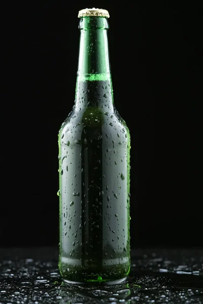 Misted Garrafa Cerveja Fundo Preto Com Gotas Água — Fotografia de Stock