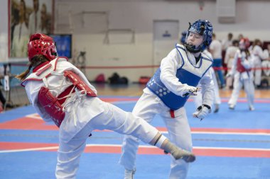  mavi ve kırmızı taekwondo ekipmanları iki kız doyang mücadele ediyor 