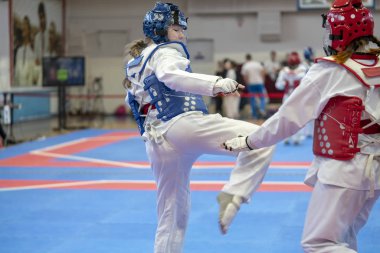 mavi ve kırmızı taekwondo ekipmanları iki kız doyang mücadele ediyor 