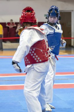 mavi ve kırmızı taekwondo ekipmanları iki kız doyang mücadele ediyor 