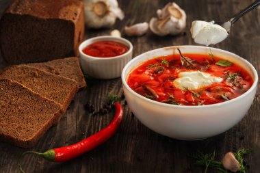 Menü, ekşi krema sarımsak biber ve sos ile Rus Pancar çorbası, ekşi krema ile Ukrayna Pancar çorbası için fotoğraf