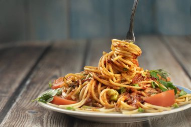 ahşap masa yakın çekim, uzun makarna ve sos ile çatal, hisse menüsü restoran ve kafe ile otlar, domates ve sos ile deneyimli makarna tabağı