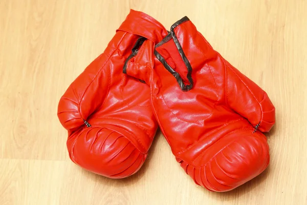 Rojo Guantes Boxeo Aislados Sobre Fondo Madera —  Fotos de Stock