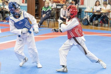Chelyabinsk, Rusya-Mayıs 8, 2019, vardır: mavi ve kırmızı renk taekwondo kıyafeti iki erkek doyang mücadele,: Chelyabinsk Region taekwondo VTF Şampiyonası Erkekler ve kızlar arasında