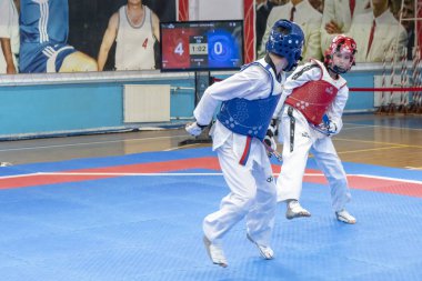 Chelyabinsk, Rusya-Mayıs 8, 2019, vardır: mavi ve kırmızı renk taekwondo kıyafeti iki erkek doyang mücadele,: Chelyabinsk Region taekwondo VTF Şampiyonası Erkekler ve kızlar arasında