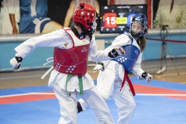 Chelyabinsk, Rusya-Mayıs 8, 2019, vardır: mavi ve kırmızı taekwondo ekipmanları iki kız doyang mücadele,: Chelyabinsk Region taekwondo VTF Şampiyonası erkek ve kız arasında