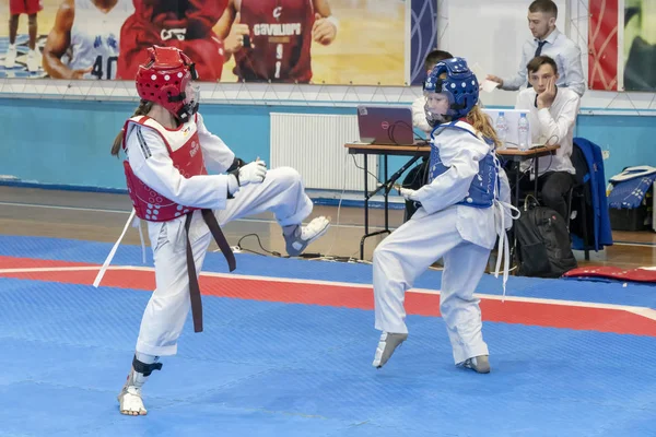 Chelyabinsk Russian Federation May 2019 Two Girls Blue Red Taekwondo — Stock Photo, Image