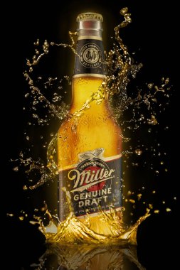 Chelyabinsk, Rusya Federasyonu-15 Haziran 2019: Miller bira şişesi ve köpük ile bira dolu Frosty cam. Miller genuine draft, SABMiller 'ın sahibi olduğu Miller bira fabrikasının bir ürünüdür. Editoryal kullanım