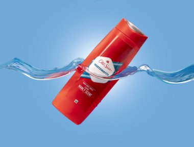 Chelyabinsk, Rusya-5 Haziran 2019: konteyner eski Spice Whitewater şampuan dalga üzerinde yüzer. Old Spice 1990 yılından bu yana Proctor ve Gamble tarafından dağıtılan erkek bakım ürünlerinin bir Amerikan markası