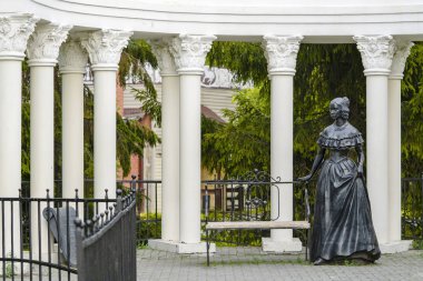 Chelyabinsk, Rusya-5 Haziran 2019, Alexander Pushkin 'in eşi Natalia Goncharova 'nın Chelyabinsk, Rusya 'nın Puştı parkında yer alan Anıtı